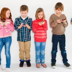 मुलांच्या हातात मोबाईल देताय? मग हे जरूर वाचा